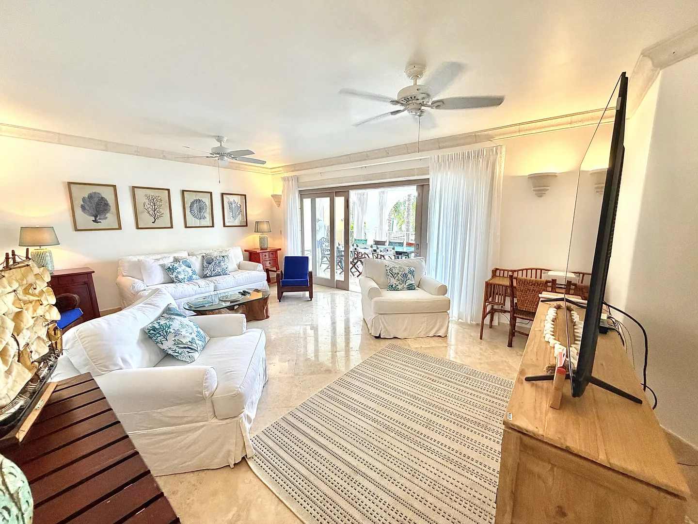 Living Room Spacious living room with elegant furnishings